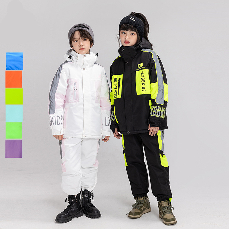 スキーウェアキッズ上下セットスキーウェアジュニアスノーボードウェア男の子女の子撥水防風保温雪遊び中綿　暖かい