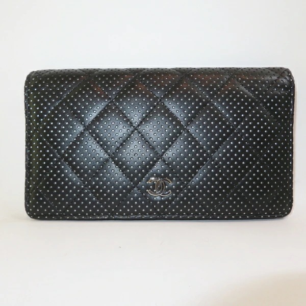 シャネル CHANEL A31509 パンチング ココマーク シルバー金具 長財布 レディース 中古