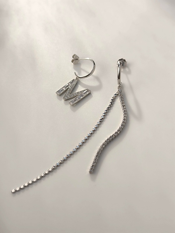 【Silver 925】イニシャルM×チェーン非対称スタッドピアス