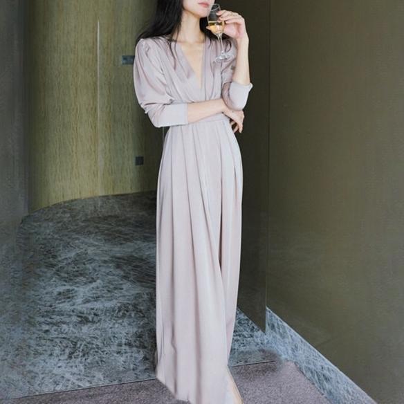 ワンピース レディース フレア ロング丈 タック サテン調 ツヤ感 ウエストマーク 切り替え カシュクール Vネック パフスリーブ 襟なし 長袖 バックオープン スリット 体型カバー シンプル 大人可