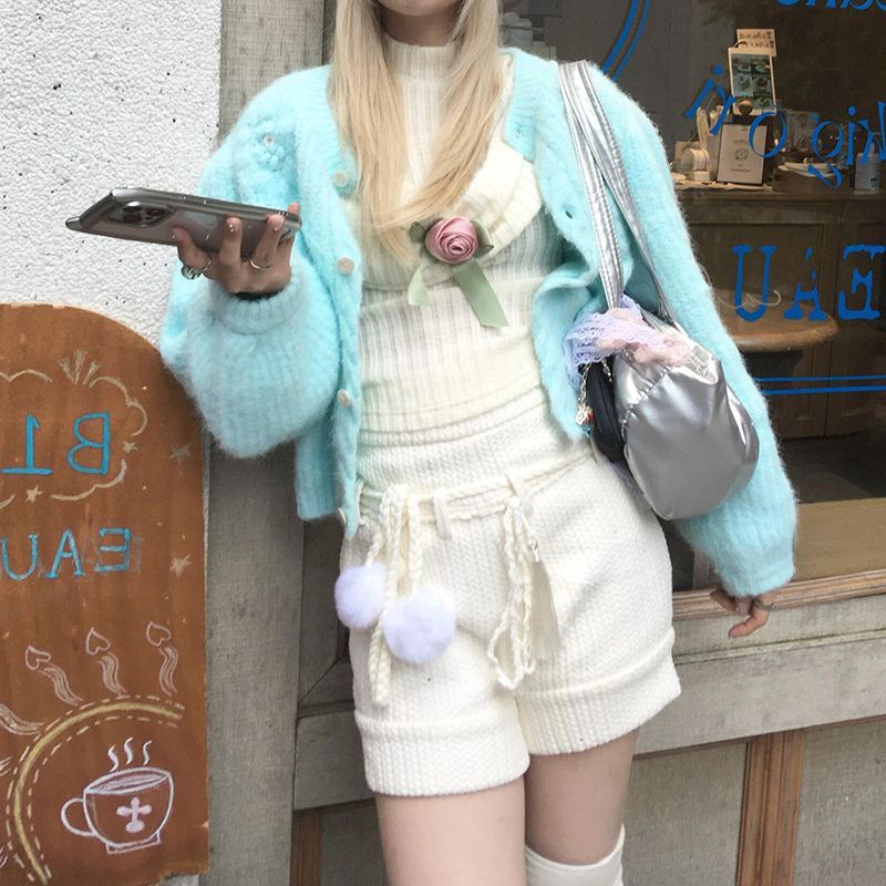 万能なセーターカーディガンコートストレート レッグのワイド レッグ ショーツが特徴の秋冬向けの韓国風の爽やかで若々しいレディース ツーピース セットです