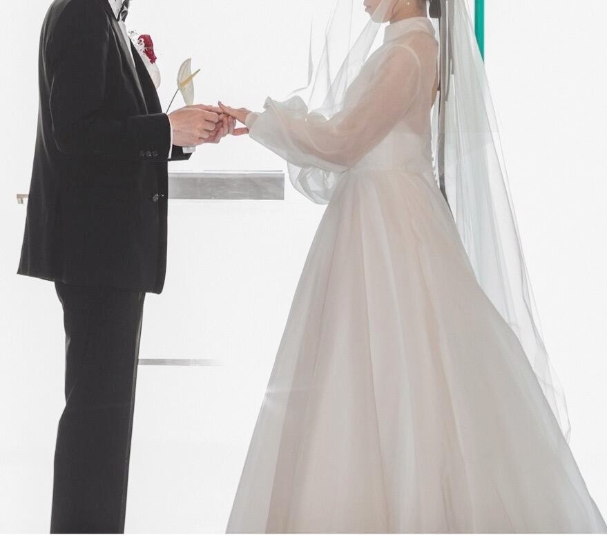 実例写真！ウェディングドレス ホルターネック 長袖 背中見せ ふわふわ 可愛い 結婚式/披露宴