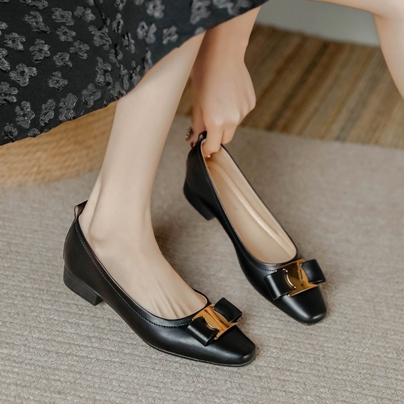 パンプス ローヒール レディース スクエアトゥ レディースパンプス ビジネスシューズ 通勤パンプス 2.5cmヒール きれいめ 大人 おしゃれ エレガント 存在感 春 夏 秋 冬 オフィス 通勤