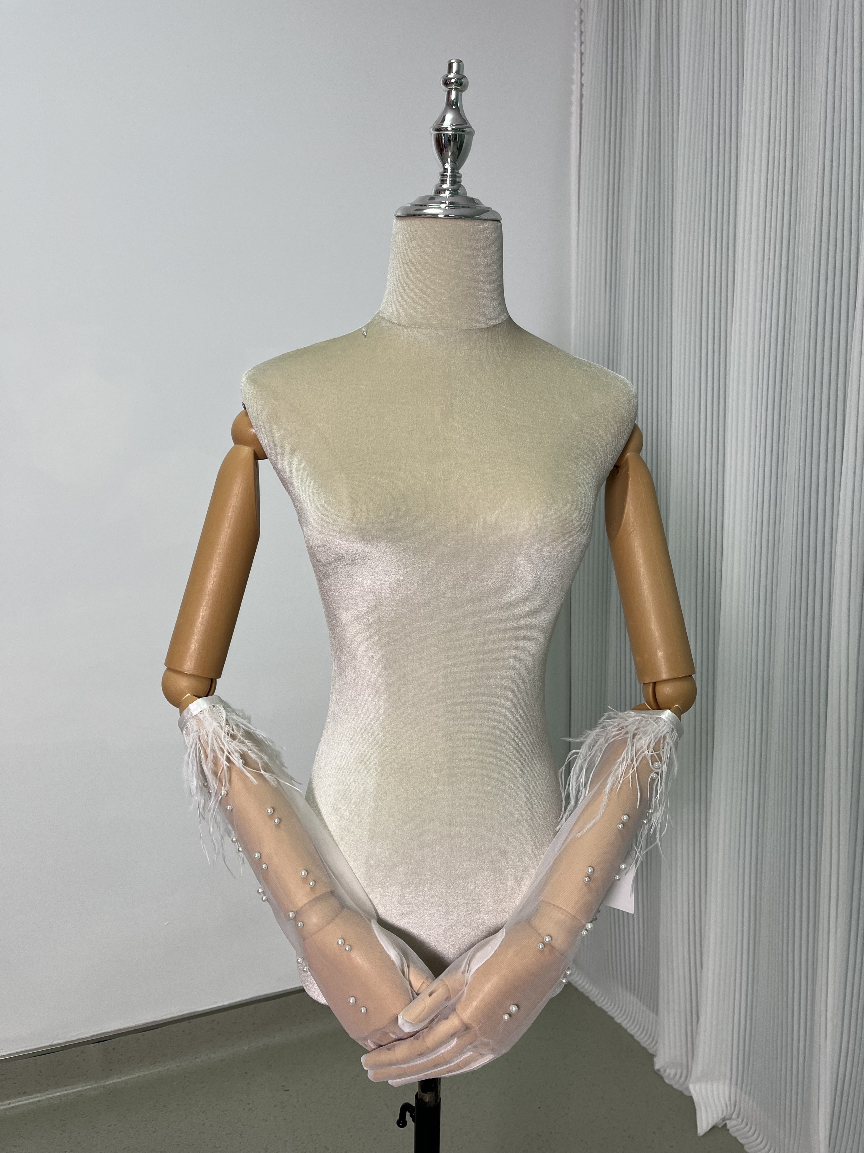 ウエディンググローブ ショートグローブ 指あり フェザー ビーズ 花嫁手袋 ウェディング小物