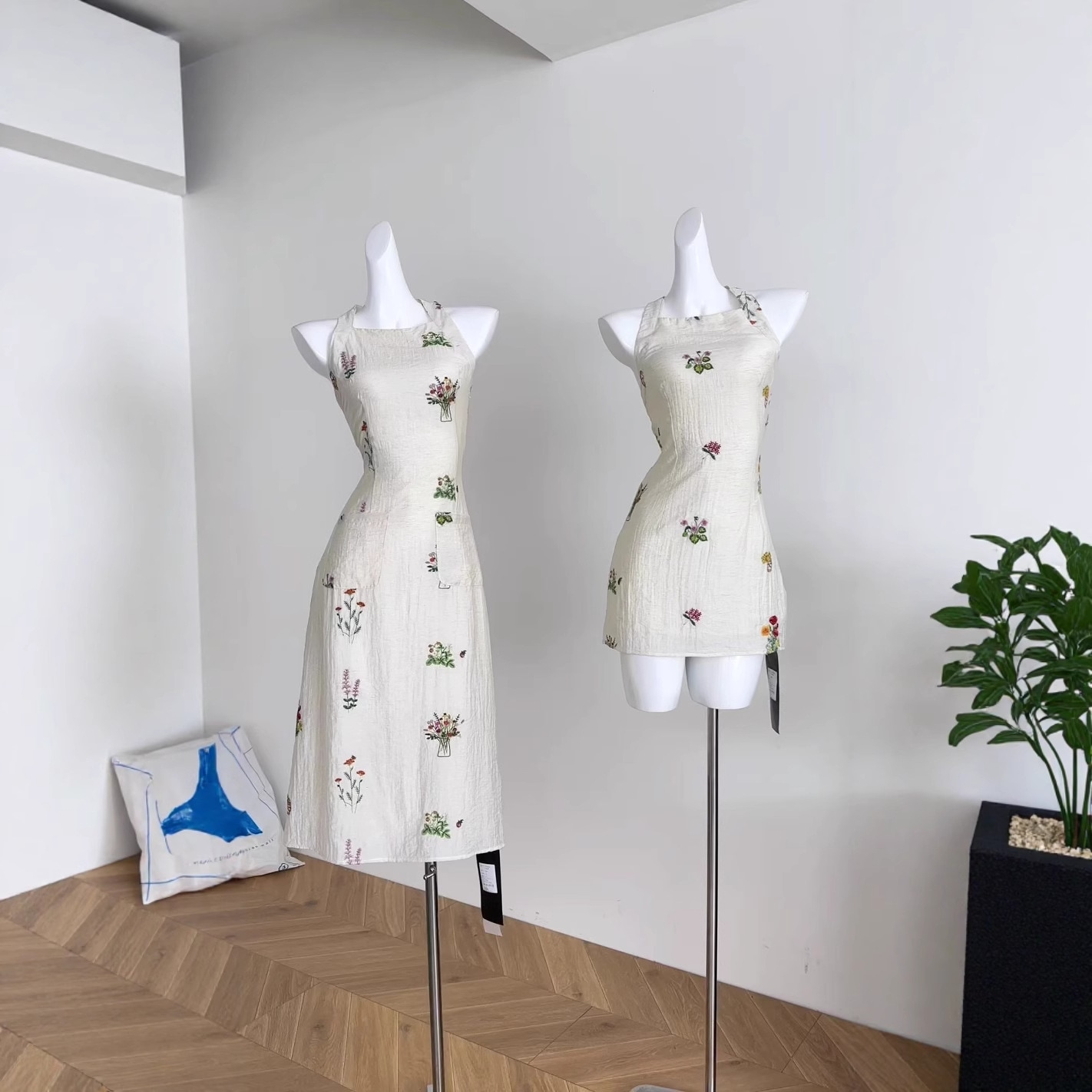 【急速出荷】フレンチフラワー刺繍首掛けワンピース女性ウエスト丸見え背中掘り肩なしスリーブスカートデザイン