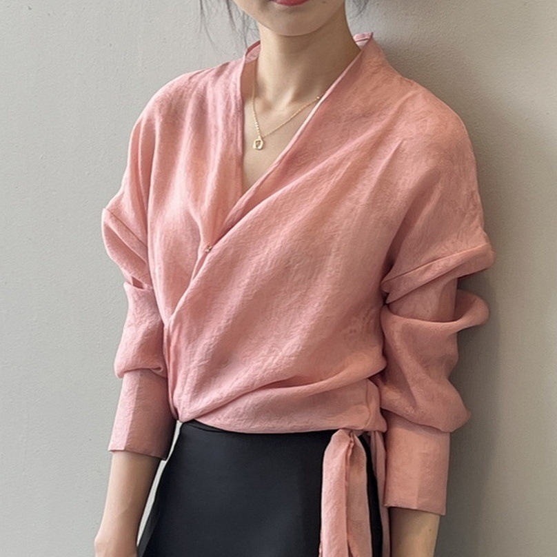 トップス シャツ ミディアム丈 長袖 Vネック ウエストマーク かわいい 大人可愛い きれいめ シンプル 上品 おしゃれ かっこいい レトロ こなれ感 個性的 主役級 存在感 抜け感 オールシーズン