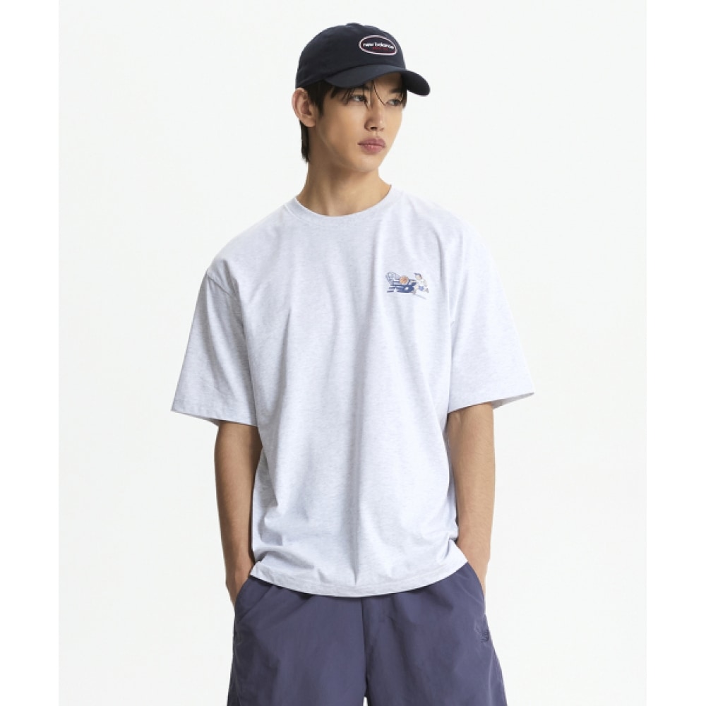 ニューバランス NBNEF21543/UNI NB ボーイバスケットボールレタリング半袖Tシャツ (ライトグレー)
