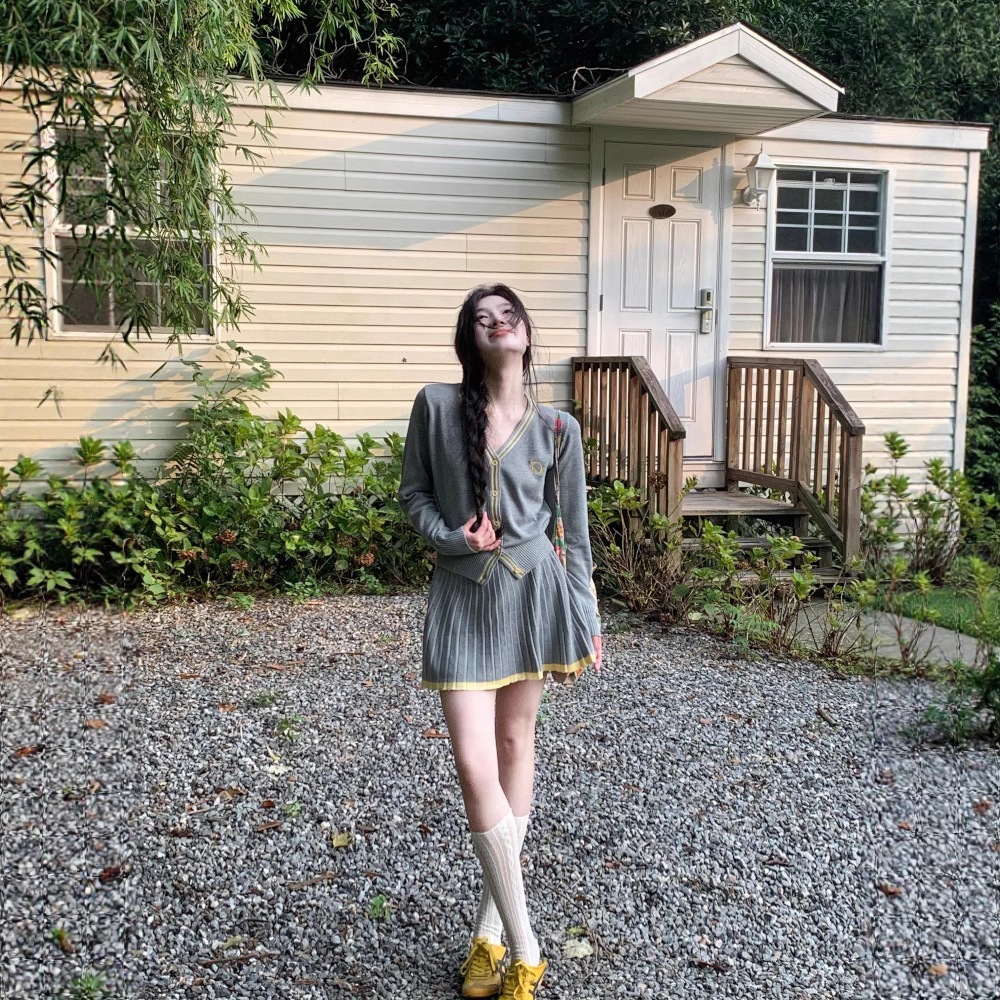 リラックス感のあるプレッピーなグレーのVネックニットカーディガンとプリーツスカートの可愛いツーピースセット