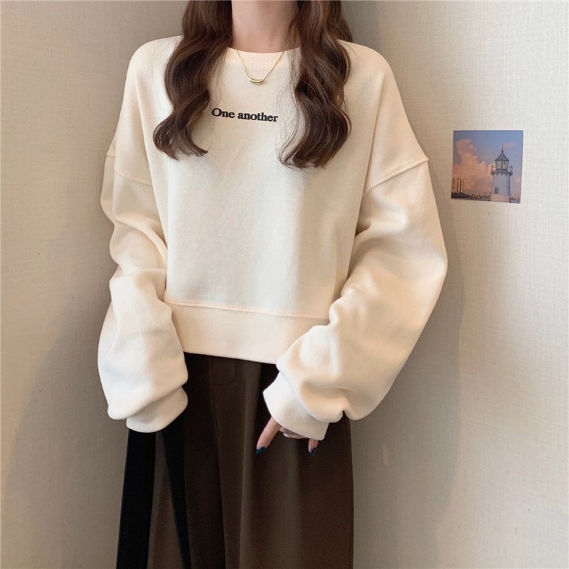 トップス スウェット トレーナー 袖あり 長袖 萌袖 ラウンドネック 刺繍 ビッグシルエット かわいい 大人可愛い シンプル カジュアル おしゃれ お洒落 かっこいい こなれ感 ラフ ボーイッシュ