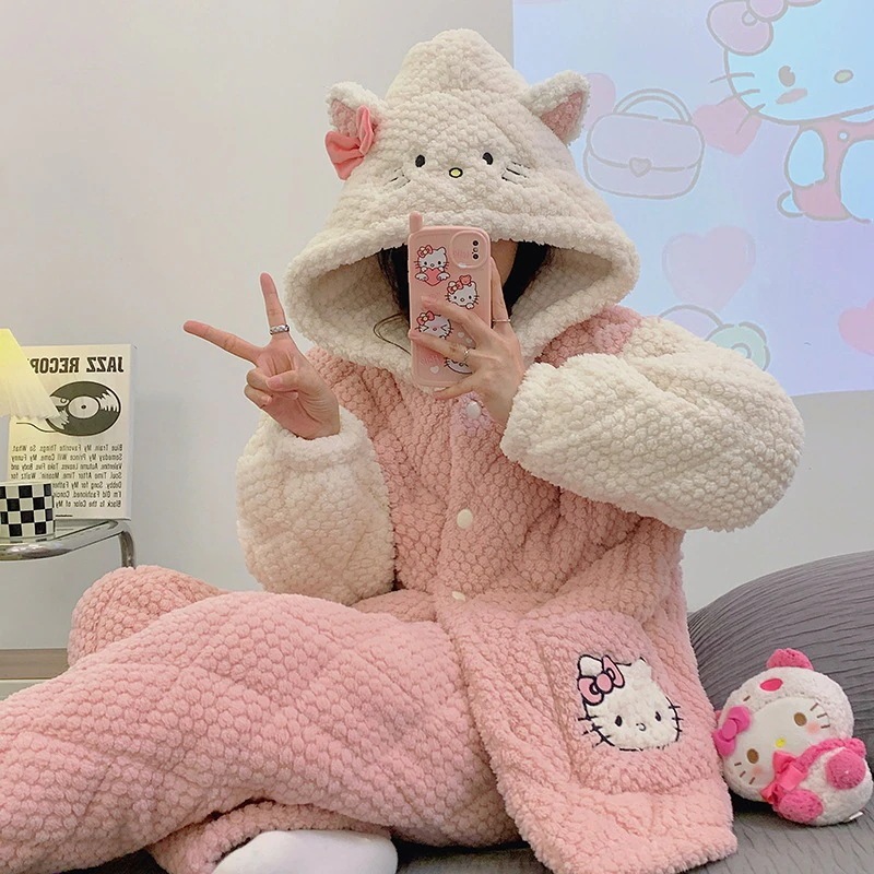 3層キルティングプラスベルベットと厚みのあるコーラルベルベットの女の子用アウターとして着られるパジャマ 日本製ハローキティホームウェア2点セット