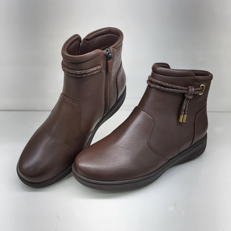 女性ワイドフィットコンフォートアンクルブーツ PFWBS885BR 18,748円