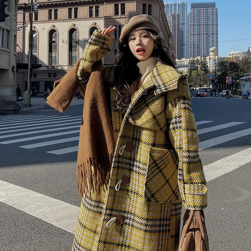 女性用イエローチェック柄ホーンボタン付きコート2024年秋冬新作キルティング厚みのあるウールコートハイエンドのホットスタイル