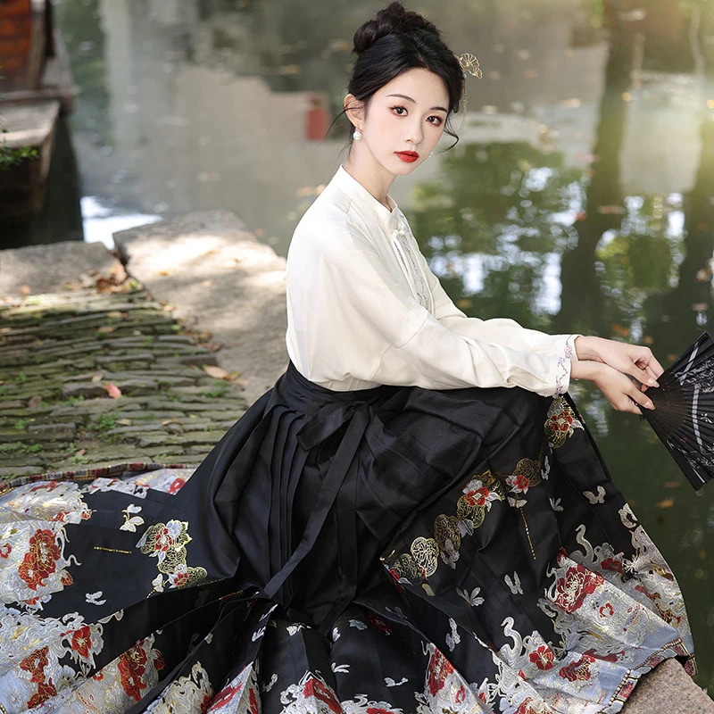 ワンピースドレスドレスヘビー業界のメイクアップフラワー織りゴールドスタイルハンフミンマンフェイススカートセット女性2025エンゲージメントレッドカレット