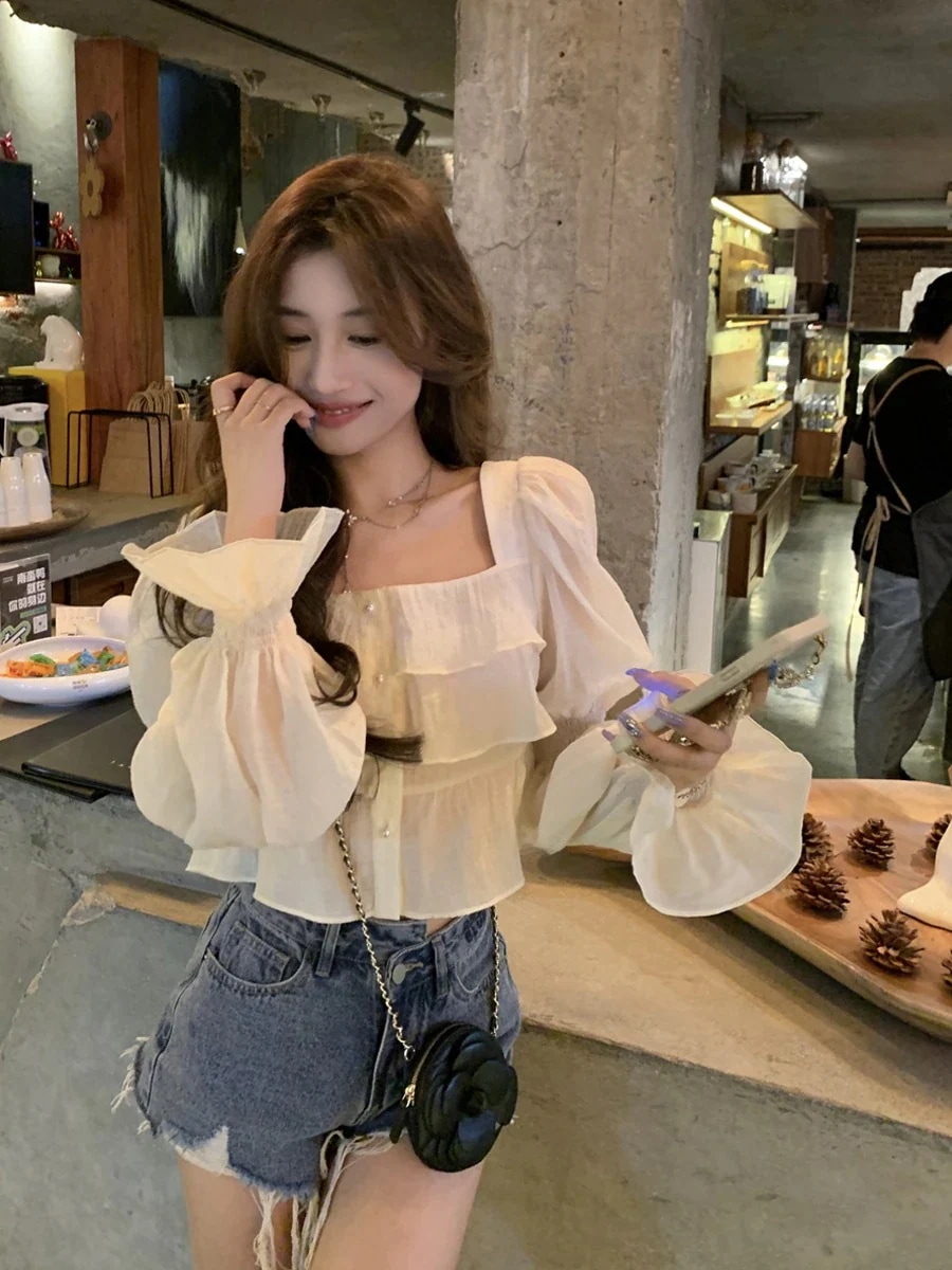 秋冬のピュアカラーが甘いフレンチデザイン感ショート丈トップスがおしゃれなシフォンブラウスのコーディネート