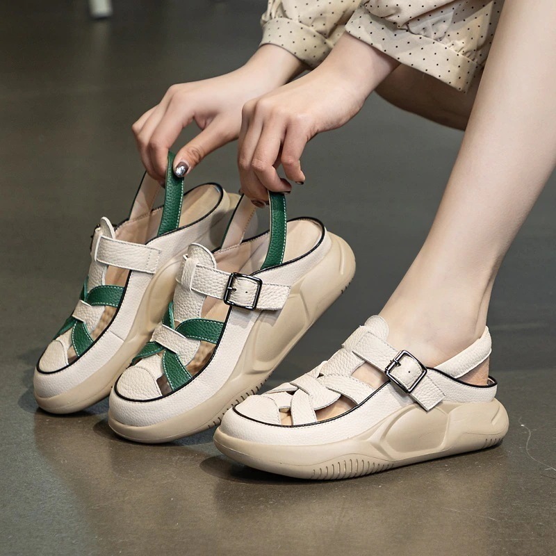 2025夏新作 サンダル レディース 夏 美脚 韓国 レザーサンダルレディース厚底カジュアルアウター透かし彫りの白シューズ 厚底サンダル スポーツ 通気 ビーチ フラットサンダル 歩きやすいリボンサン