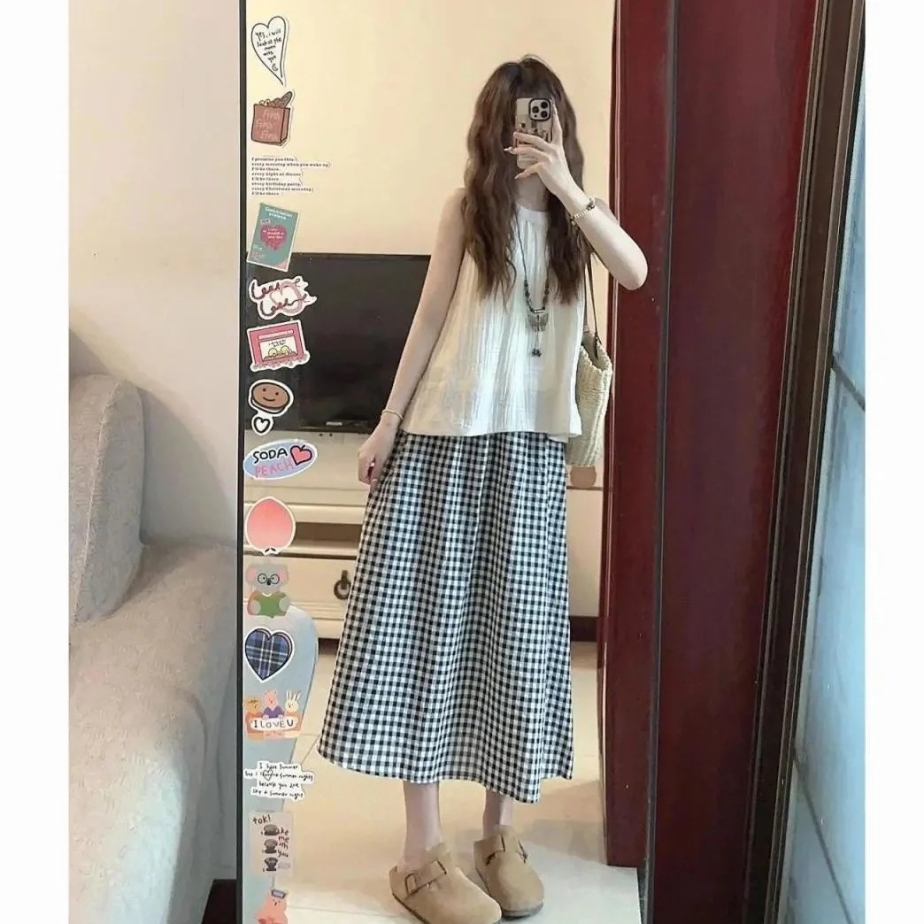 セットアップ夏服にフレンチレトロな首かけノースリーブのブラウス+チェック柄の傘スカートの半身スカートを合わせた2枚セットの女性t