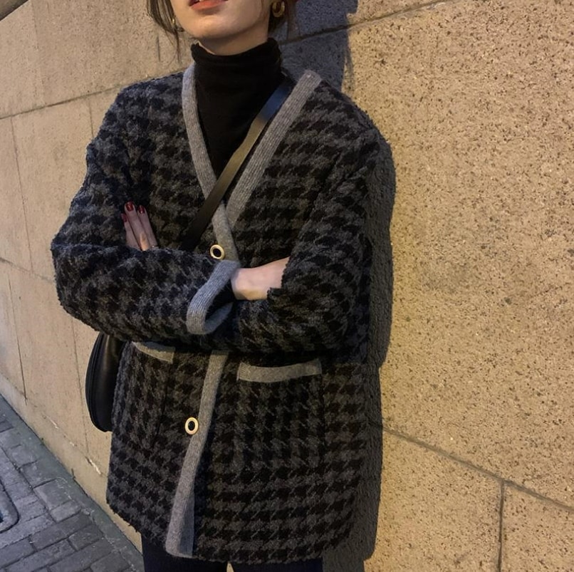 アウター ジャケット ミディアム丈 長袖 ラウンドネック 前開き ボタン ポケット かわいい 大人可愛い きれいめ シンプル 上品 おしゃれ かっこいい レトロ ラフ ルーズ こなれ感 個性的 主役級