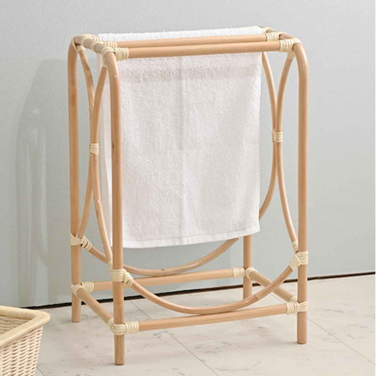 籐 タオルハンガー 高さ61cm ラッカー塗装 天然素材 ラタン ハンガー タオル干し タオル掛け スタンド ラタン製 完成品 タオルラック タオルスタンド 籐家具 脱衣所 ランドリー 軽量
