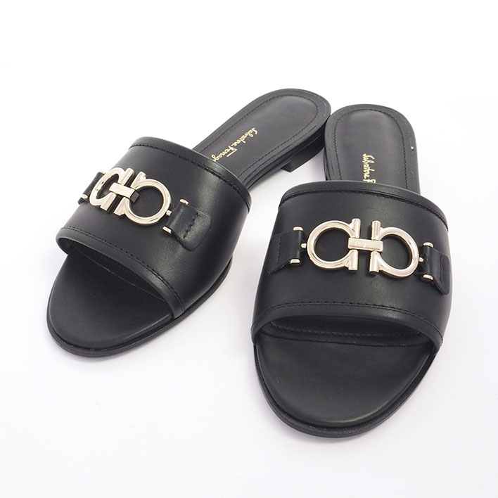 【未使用品・新古品】サルヴァトーレ・フェラガモ RHODES ガンチーニ ゴールド金具 レディース サンダル コンフォートサンダル ブラック サイズ8.7【中古】