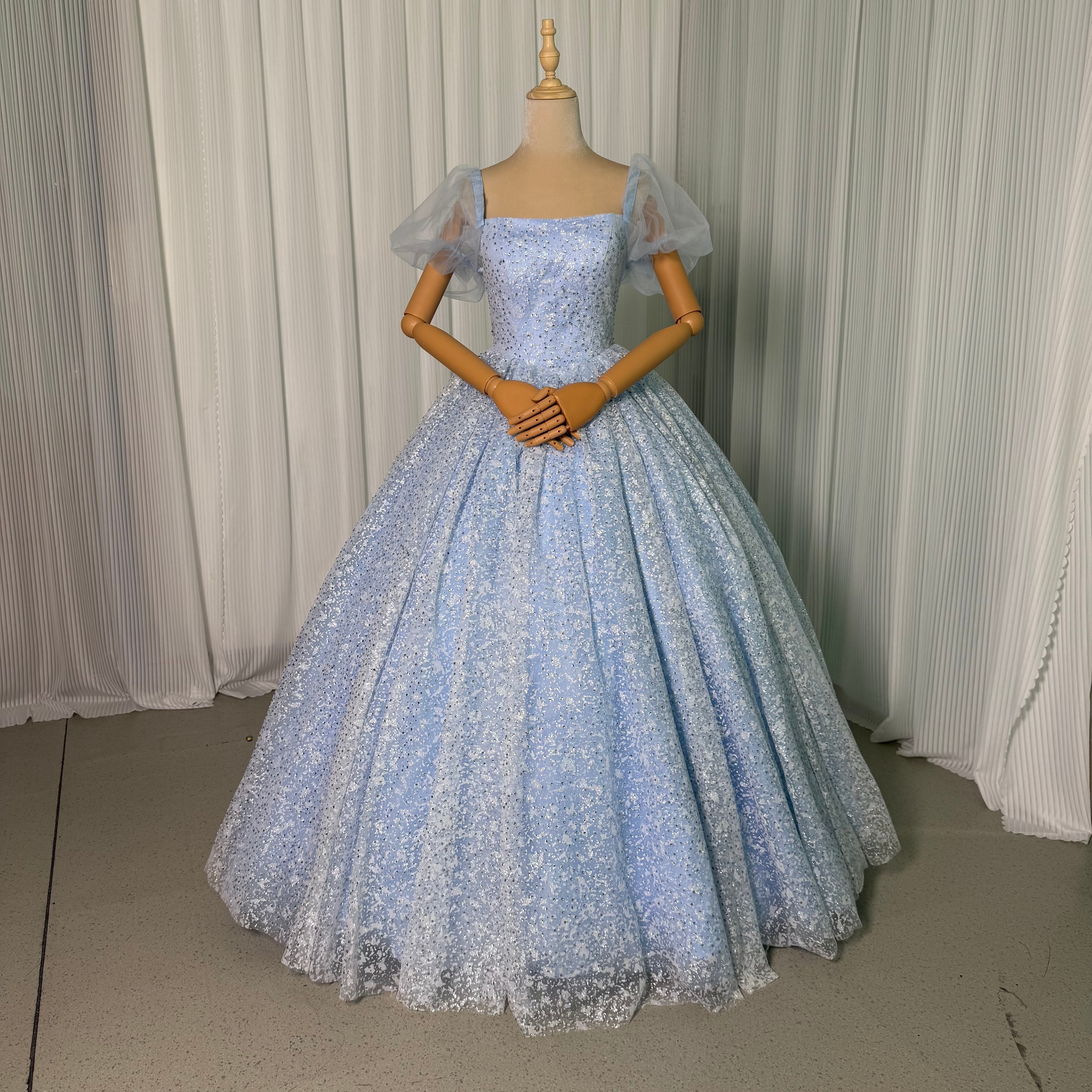 カラードレス 爽やかで優しいブルー プリンセスライン ロング フレアスカート ビジュー 背中見せ 披露宴