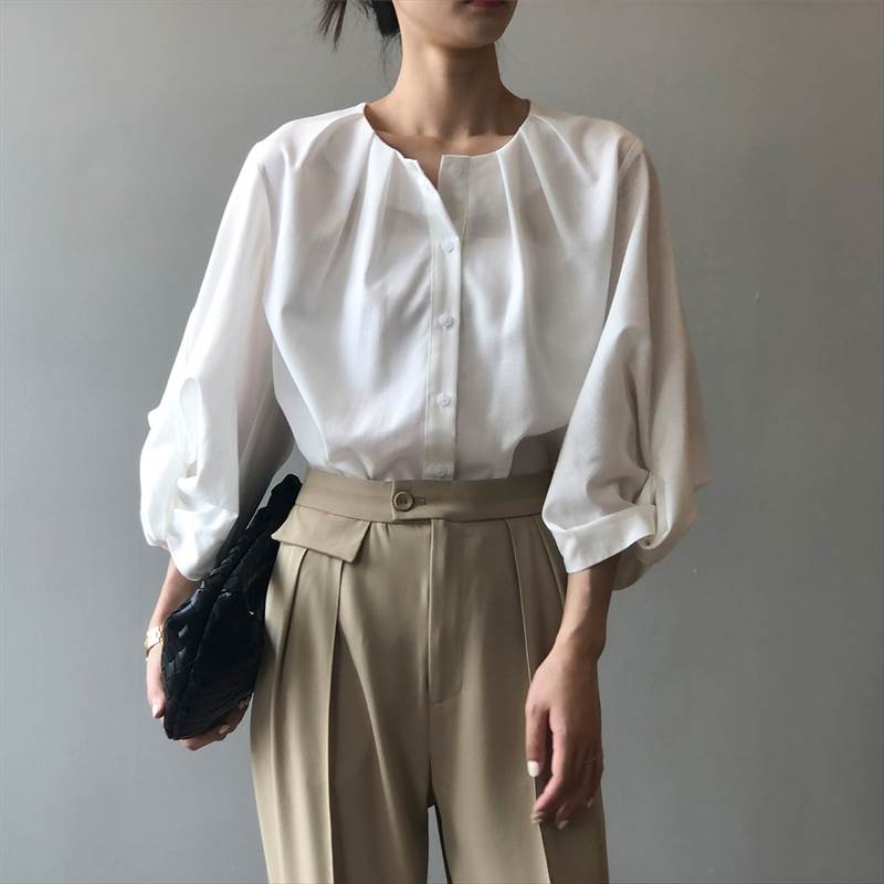 トップス シャツ 白シャツ 白トップス ブラウス 袖あり 7分袖 七分袖 ラウンドネック 襟なし 前開き ボタン ボリューム袖 パフスリーブ 大人可愛い 大人女子 こなれ感 エレガント 存在感 抜け感