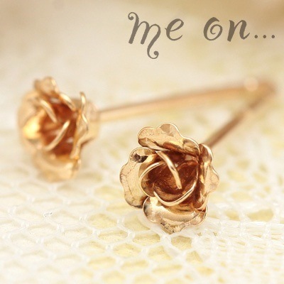 me on... K10ホワイトゴールドK10ピンクゴールドK10イエローゴールド プチ薔薇ピアス