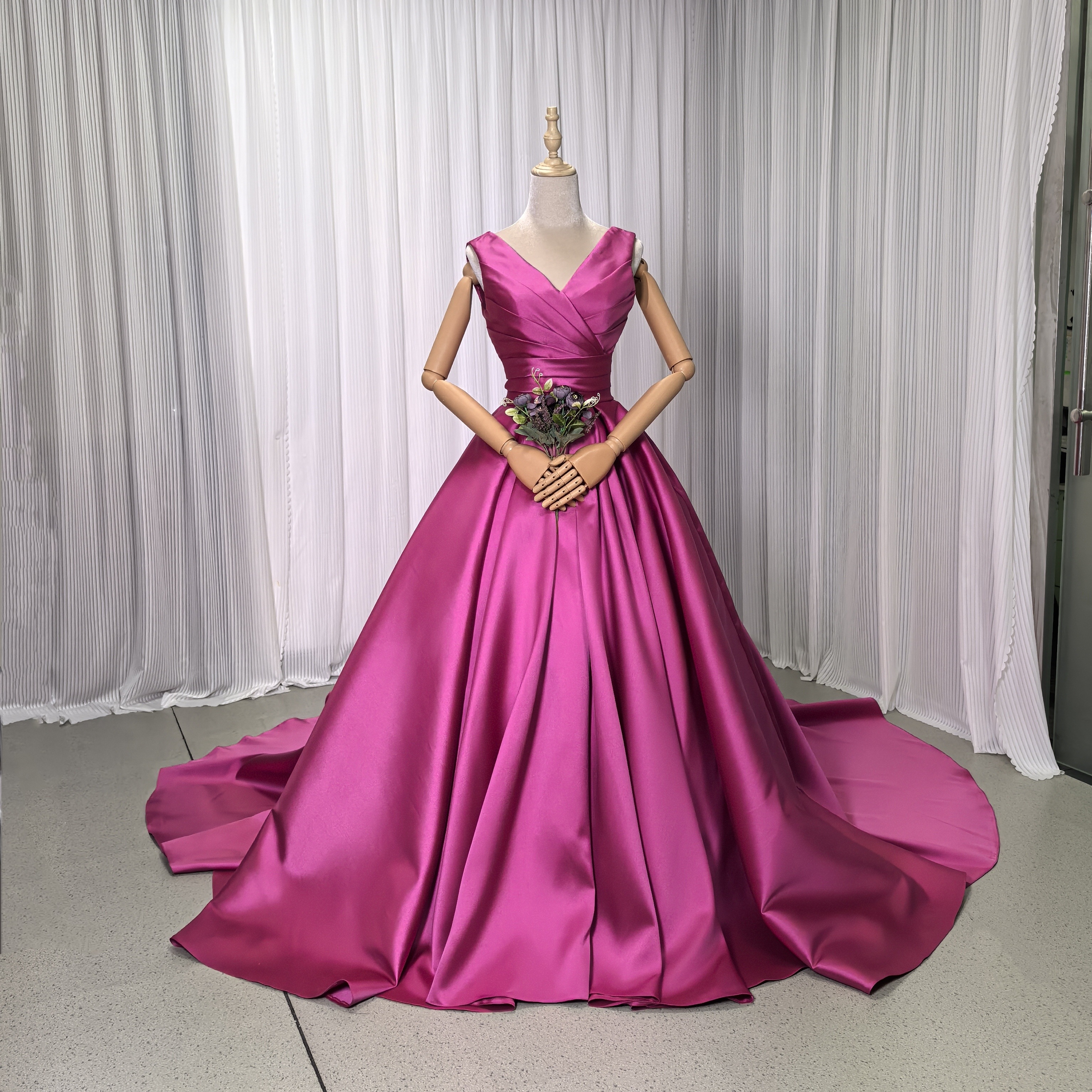 カラードレス ビビッドピンク Aライン Vネック 光沢サテン くるみボタン ロングトレーン 披露宴 45,540円