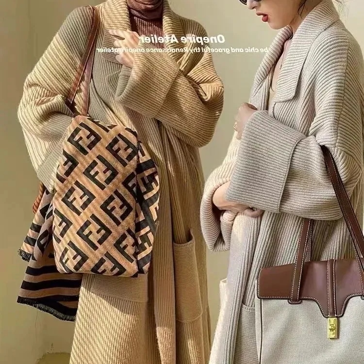 カーディガン 秋ロングカーディガン人気ボアアウター秋冬のファッションのはだるい風のハイエンド版に乗ります ひざの長いコート カーディガン