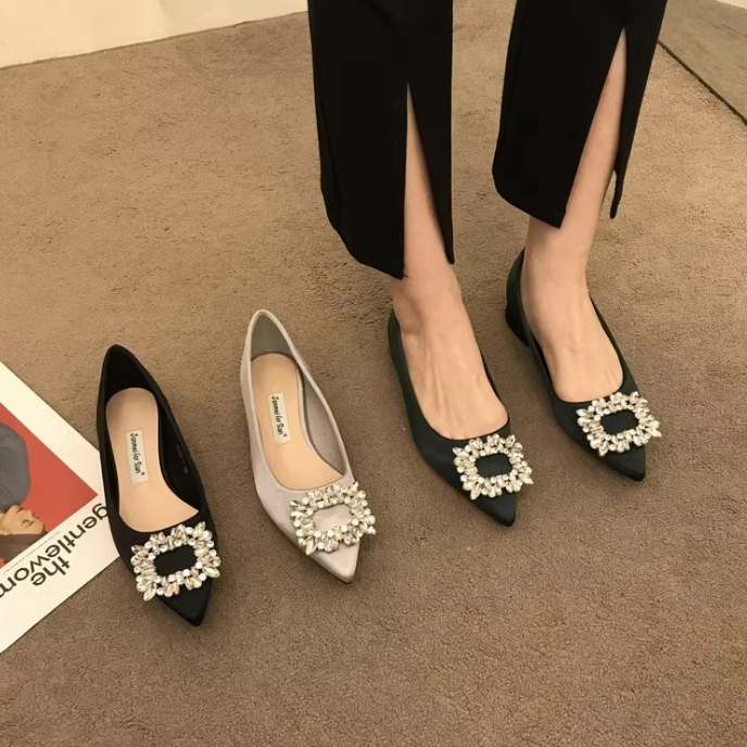 レディース パンプス ローヒール ぺたんこ ポインテッドトゥ ビジュー かわいい 大人可愛い きれいめ シンプル おしゃれ フォーマル エレガント ラブリー キュート ガーリー クール 無地