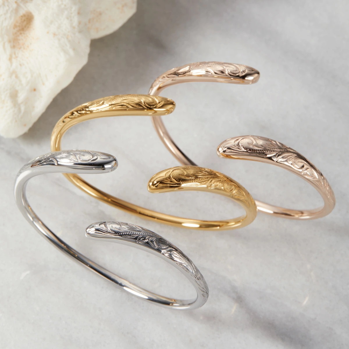 バングル レディース サージカルステンレス316L製 ハワイアンジュエリー 水滴型 スクロール