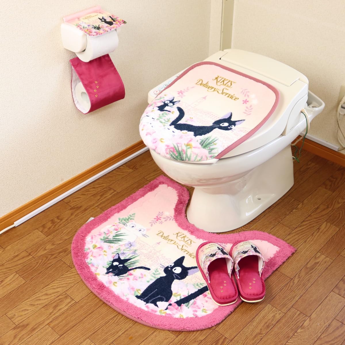 魔女の宅急便 トイレマットセット 4点セット ジブリ ジジ センコー トワイライトジジ トイレマット 58×60cm 兼用フタカバー スリッパ ペーパーホルダーカバー ピンク トイレタリーセット トイ