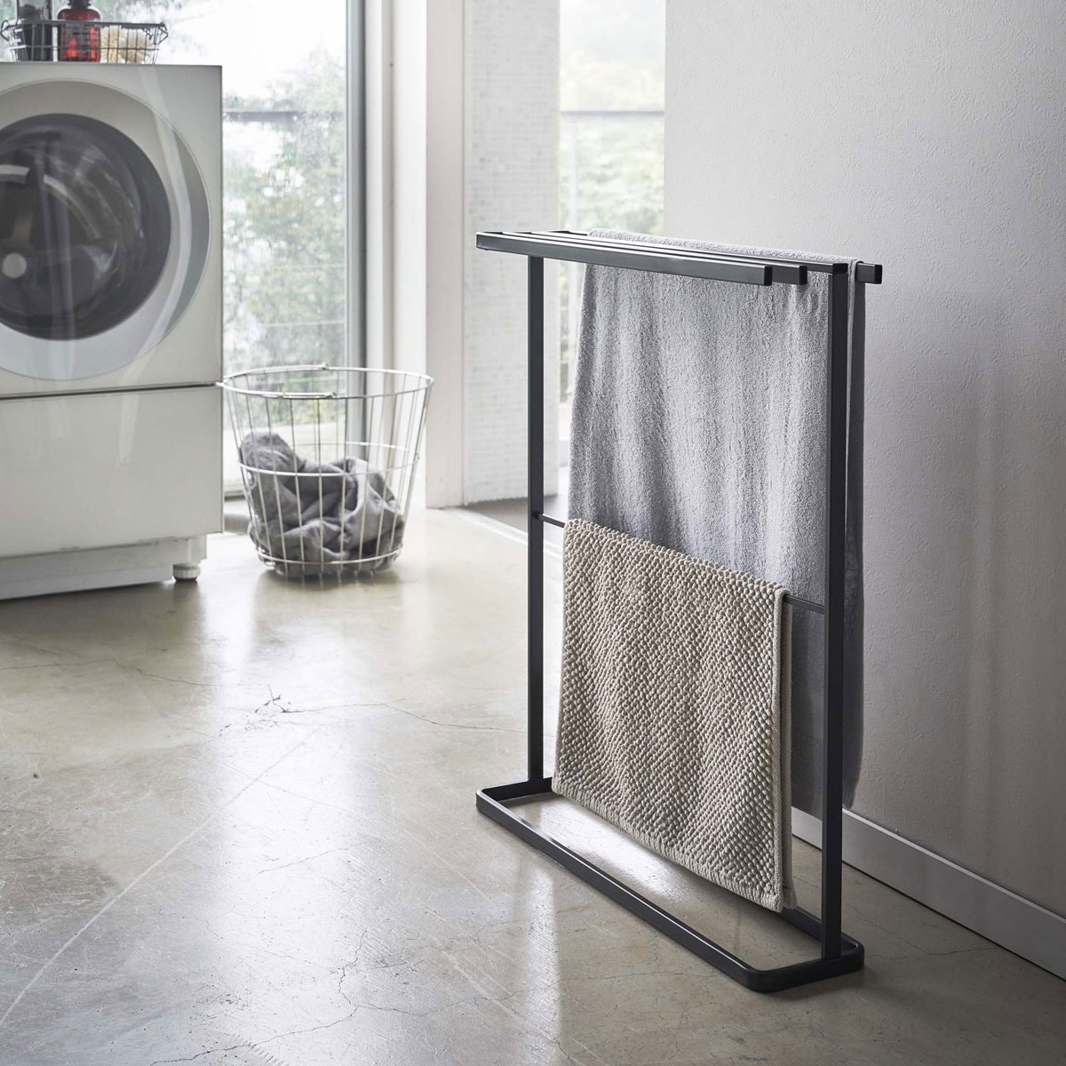 バスタオル掛け 山崎実業 TOWER タワー 横から掛けられるバスタオルハンガー スリム ブラック