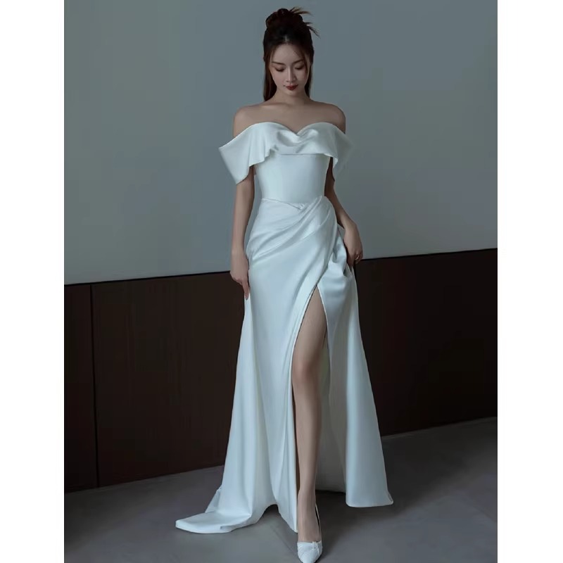 サテンワンショルダーライトウエディングドレス2023新作レッグウォーマー花嫁結婚シンプル旅装高級感スリムドレス