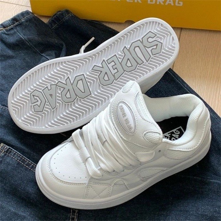 白のレトロなパン靴女性の小人数デザイン感スニーカー高ルックスのカジュアルシューズ