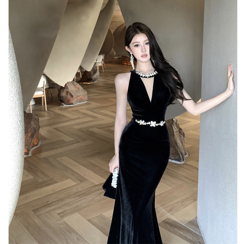 女性のためのハイエンドのセクシーな黒のベルベットのホルターネックドレス秋の気質の誕生日イブニングドレスフィッシュテールヒップスカート