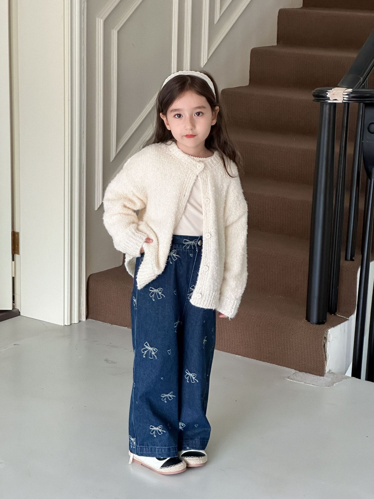 女の子デニムストレートパンツ 秋服新作刺繍リボンカジュアルパンツ 子供ファッションジーンズ