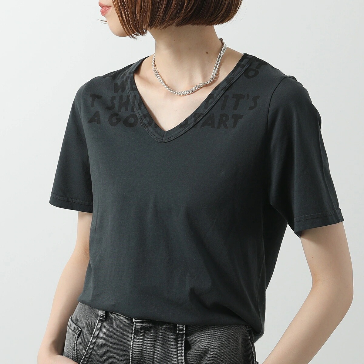 MM6 エムエムシックス メゾンマルジェラ Tシャツ SH2GC0022 M20115 レディース 半袖 カットソー Vネック SIDA エイズTモチーフ コットン カラー2色
