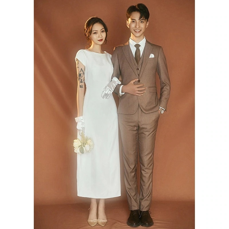 シンプルなサテンの軽いウエディングドレスの小さいサイズの新婦が結婚します