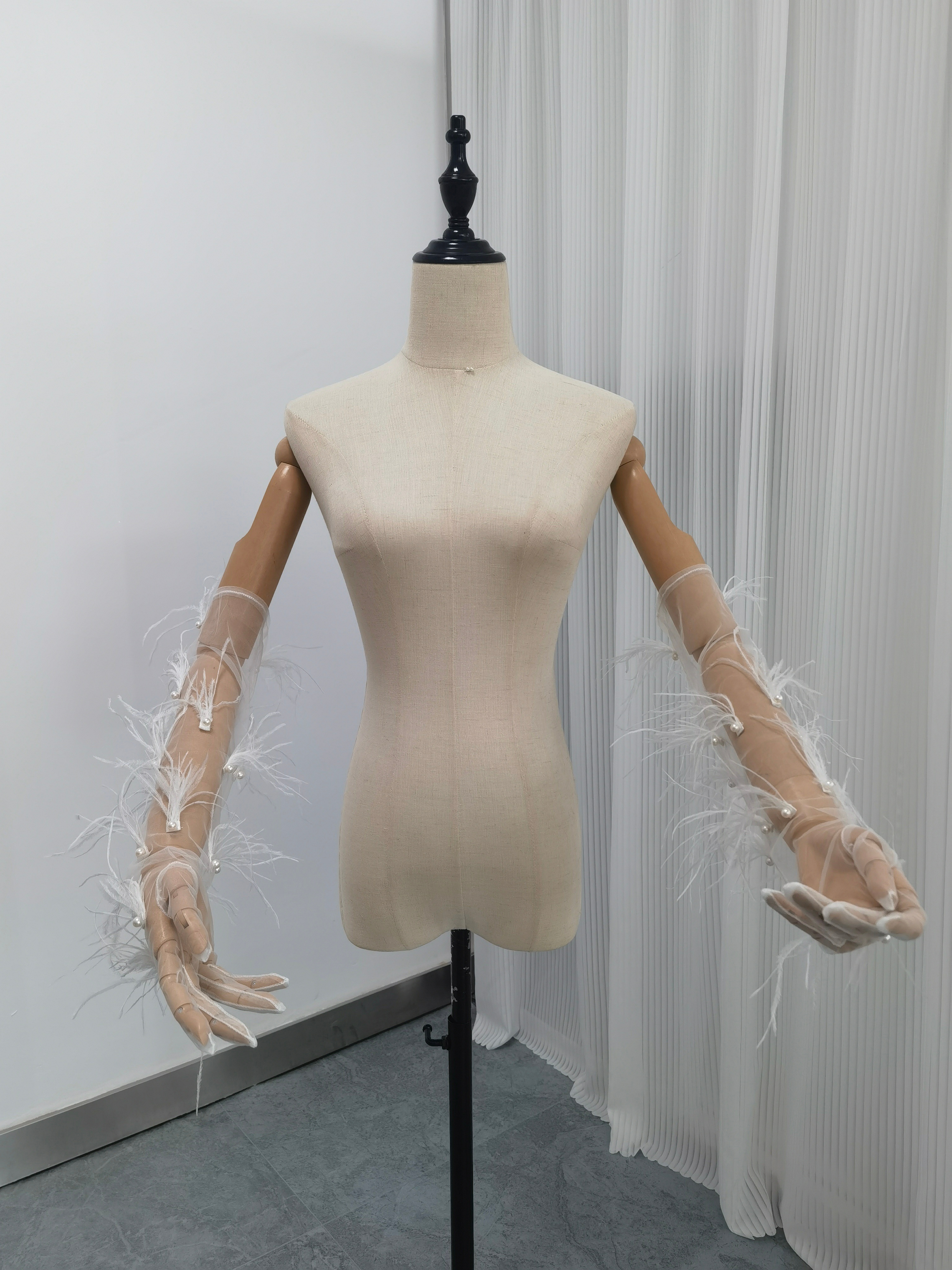 ウェディングドレス 長袖 ボレロ ハイネック フェザー くるみボタン 二次会 花嫁