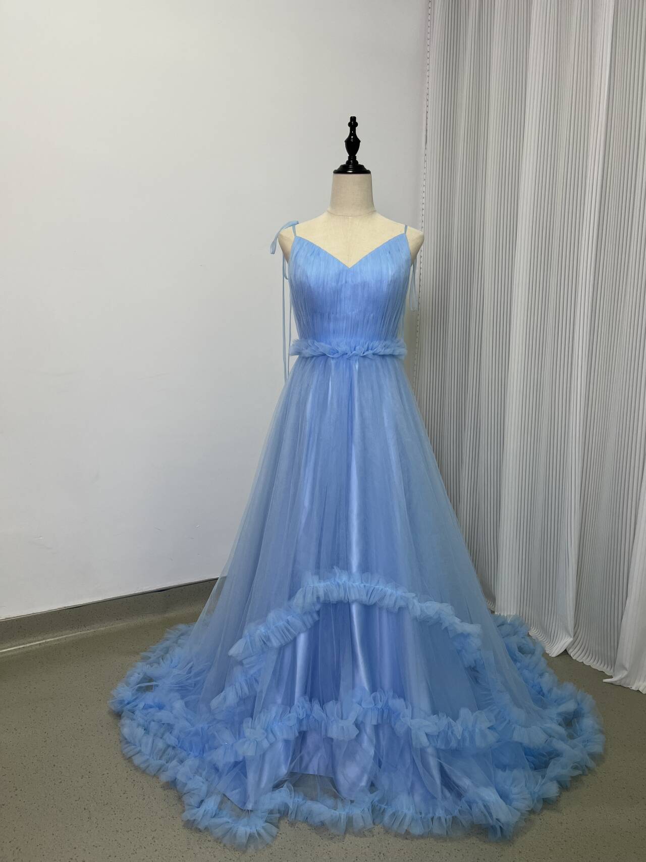 カラードレス 爽やかで優しいブルー キャミソール ラッフルフリル  ファスナー 柔らかく重ねたチュールスカート ミニトレーン 22,601円