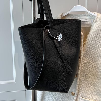 バッグ バック カバン かばん 鞄 bag ショルダーバッグ ショルダーバック 肩がけバック 肩掛けバック バケツ型 チャーム きれいめ シンプル 上品 おしゃれ お洒落 かっこいい こなれ感 無地ショルダーバッグ