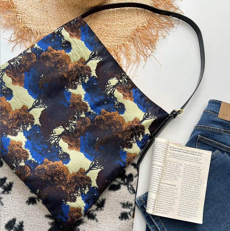 P2倍&クーポン有バッグ カバン ショルダー トート 肩がけ 手持ち デイバッグ リバーシブル スクエア 四角 ポリエステル 大人可愛い きれいめ カジュアル お洒落 かっこいい レトロ アジアン エ