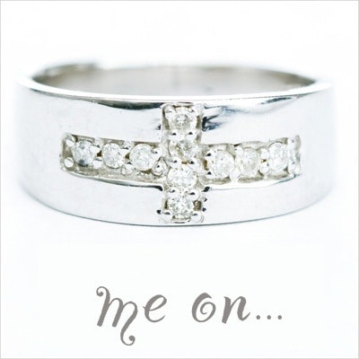 me on...10連のダイヤモンドが輝く Twilight cross K10ホワイトゴールドクロスデザインダイヤモンドリング お届けまで２３週間程度 幅広でシンプルながらインパクト大