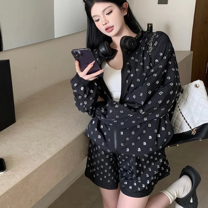 セットアップ レディース ナイロン ジャージ 上下セット 韓国 ファッション グリッター ビジュー モノグラム 夏 ショートパンツ ジップパーカー 日焼け 冷房 対策