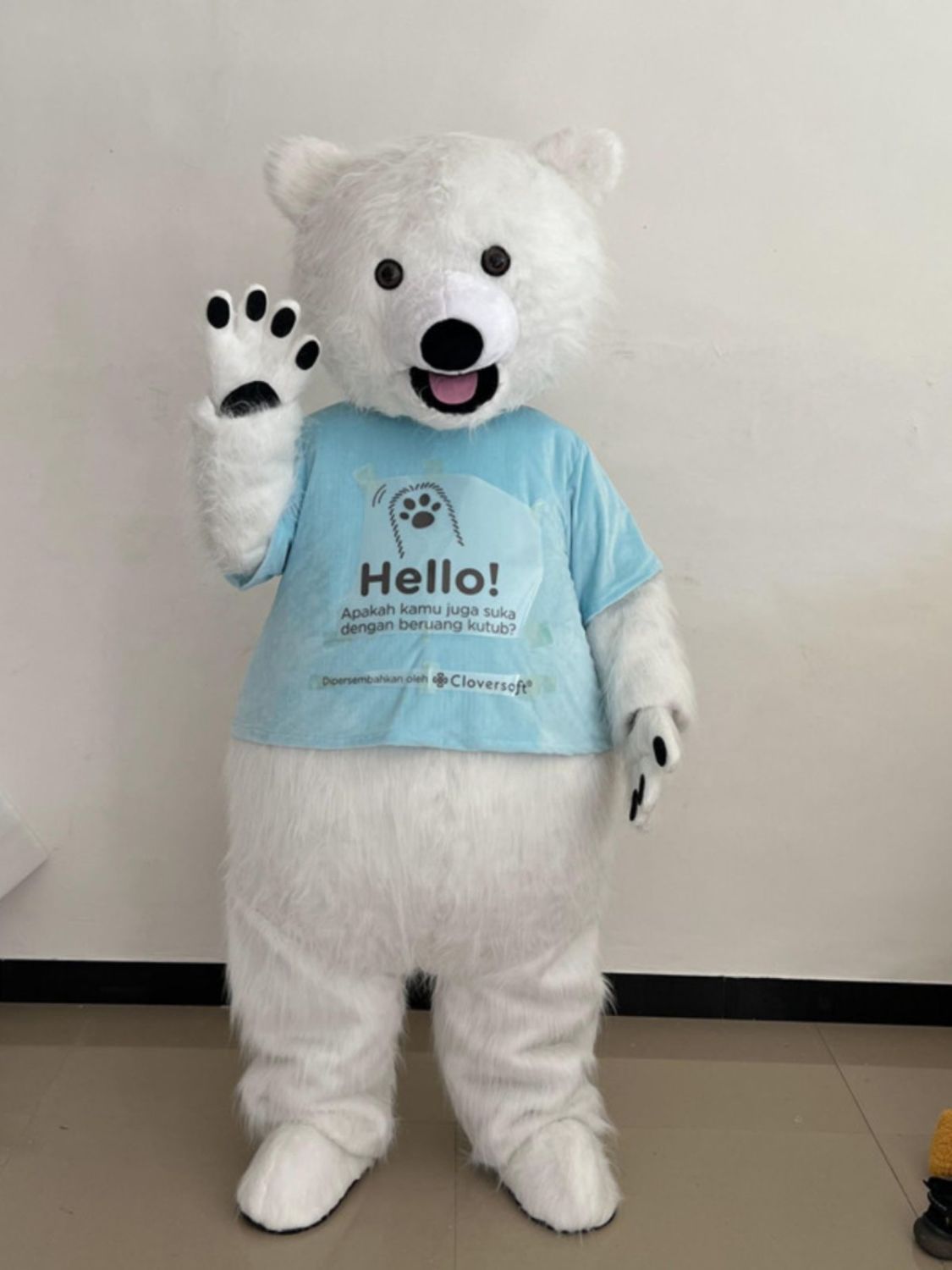 ホッキョクグマのキャラクター人形服と同じイベントの宣伝者がコーラ熊のマスコット人形服を着ている