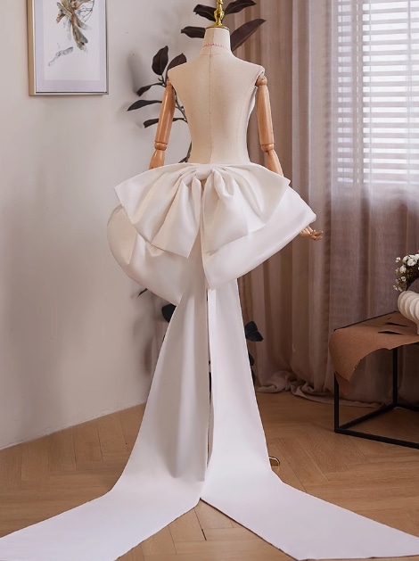 ウエディングドレス オフホワイト とろっとサテン生地 エレガント ふっくら柔らかなバックリボン ミニトレーン
