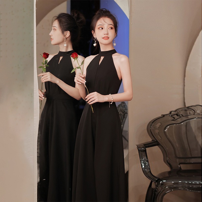 女性のための黒のイブニングドレス2024新しいスタイルホルターネックロングスタイルホスト宴会気質は通常時に着用してスリムに見えることができます