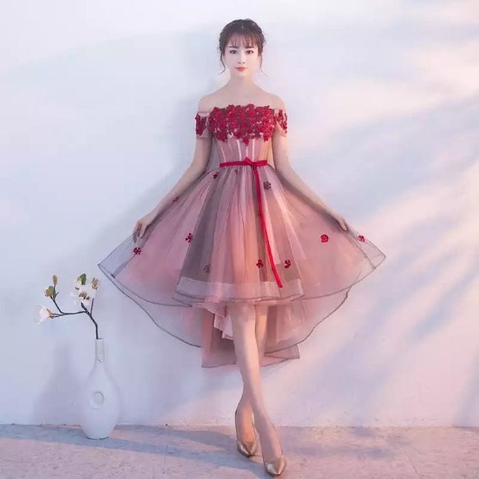 パーティードレス 韓国 ドレス 個性的 ワンピース プチプラ フィッシュテール オフショルダー 赤 フラワーレース レッド ウエストリボン シフォン素材 レースアップ ハイウエスト フェミニン ロマン