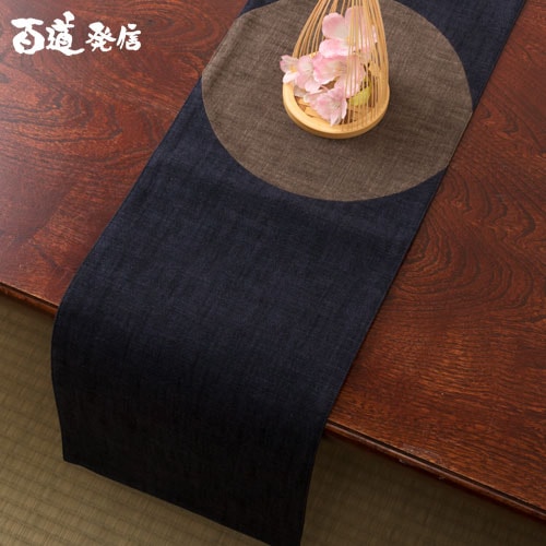 美品  百道発信　月華ランナークロス　こげ茶 (IKI-1391)　リバーシブル　福岡県の布製品 テーブルランナー