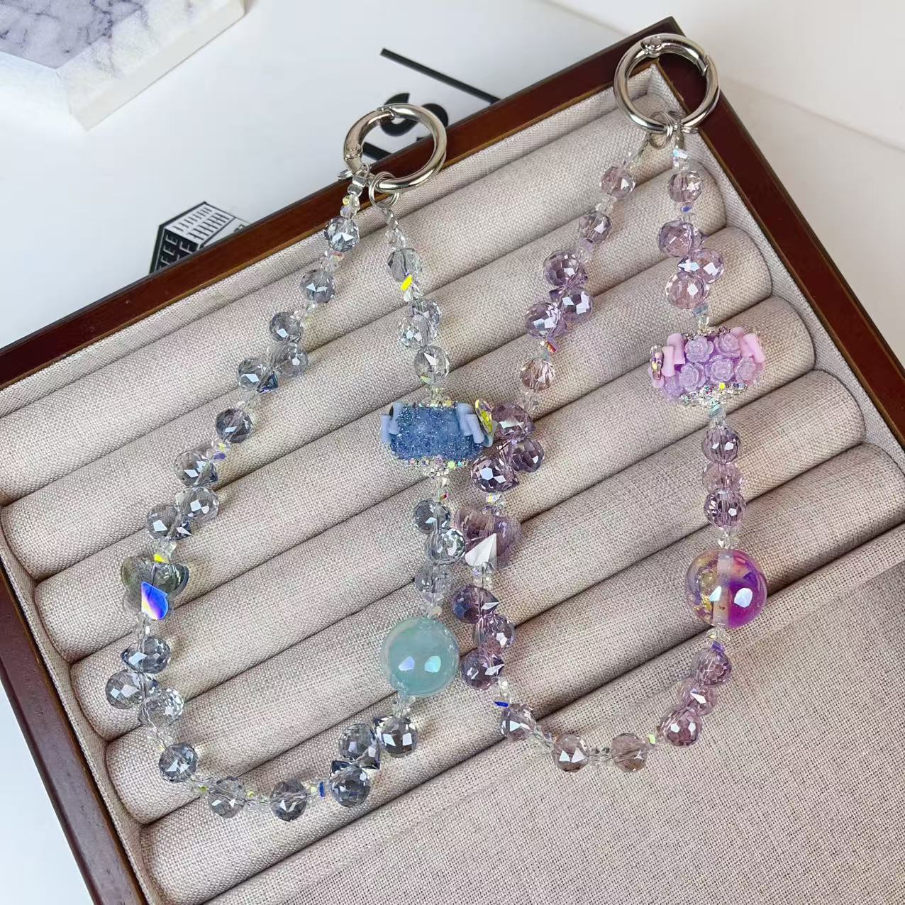【デザインがきれいでユニーク】新しいローズボールクリスタルビーズ携帯電話チェーンチェーンプレミアムバッグキーペンダントバタフライアクセサリーlanyard